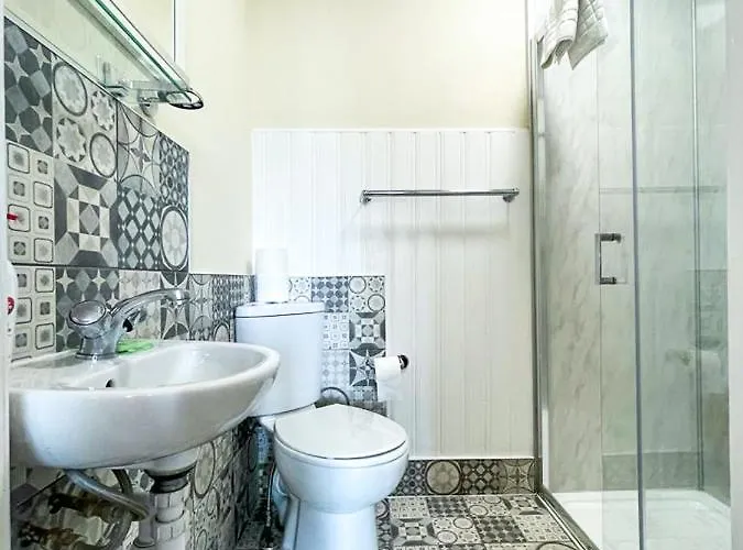 Remarkable 5br Townhouse With Garden, Sleeps 12 شقة *