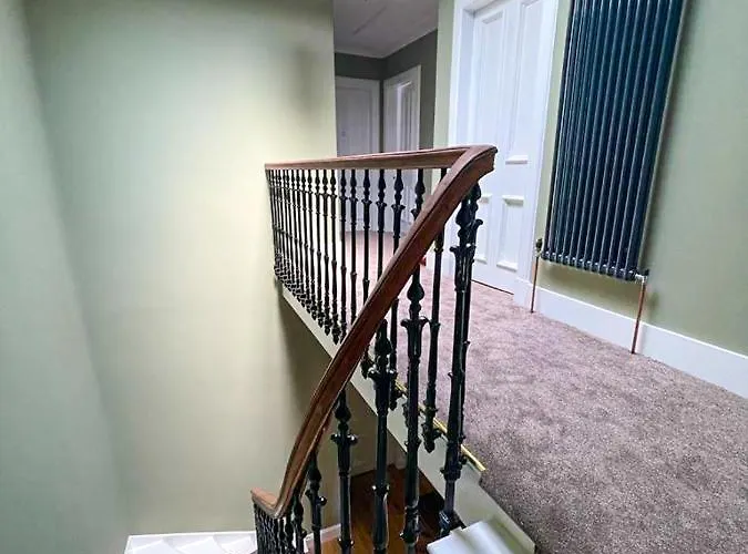 شقة Remarkable 5br Townhouse With Garden, Sleeps 12 *