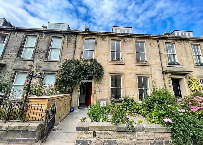 Apartment Remarkable 5br Townhouse With Garden, Sleeps 12