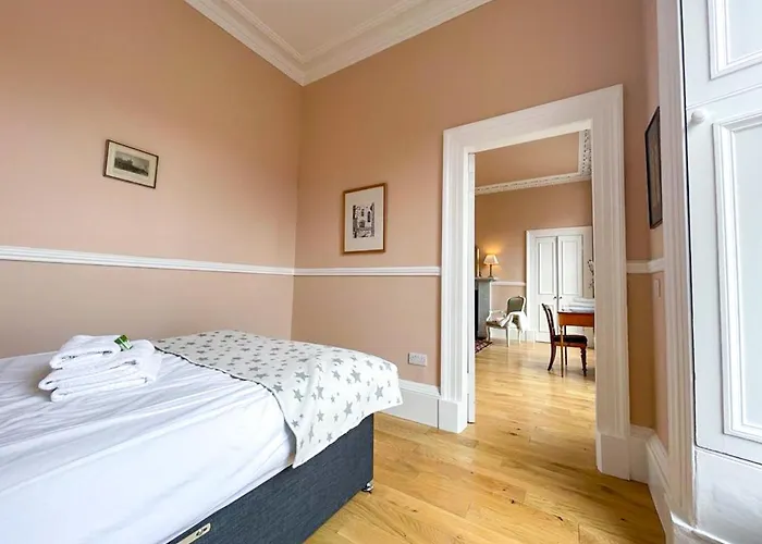 Remarkable 5br Townhouse With Garden, Sleeps 12 Edinburgh