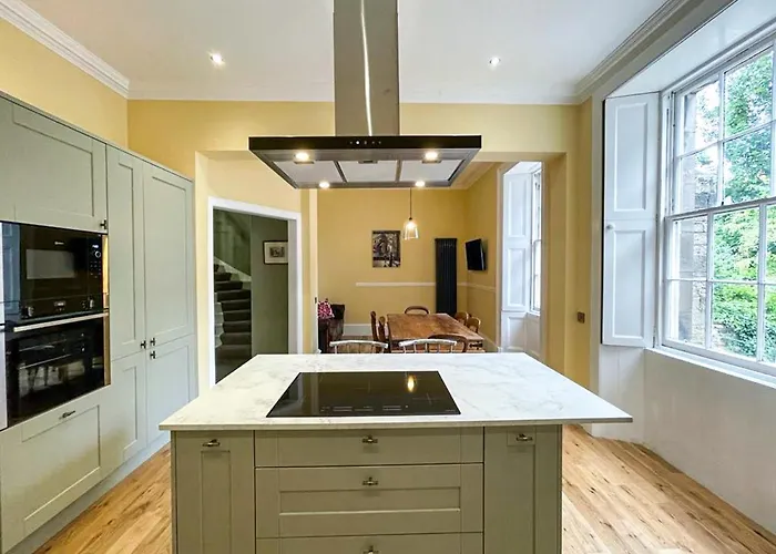 Remarkable 5br Townhouse With Garden, Sleeps 12 شقة إدنبرة