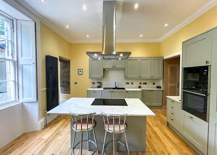 Remarkable 5br Townhouse With Garden, Sleeps 12 Apartment *