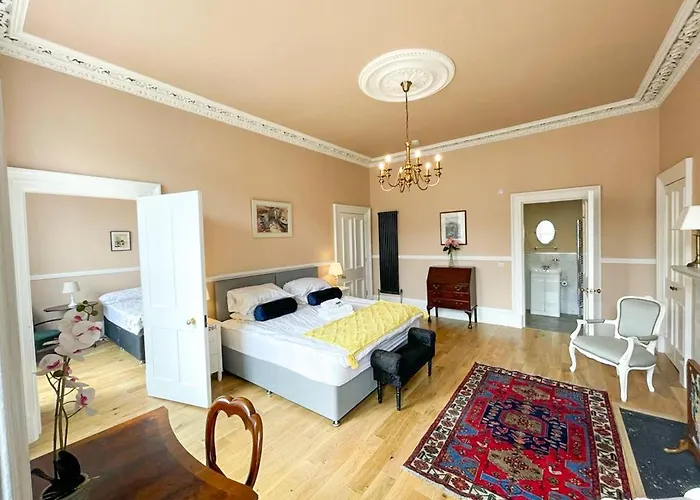 Remarkable 5br Townhouse With Garden, Sleeps 12 Edinburgh