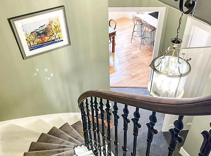 Remarkable 5br Townhouse With Garden, Sleeps 12 شقة إدنبرة