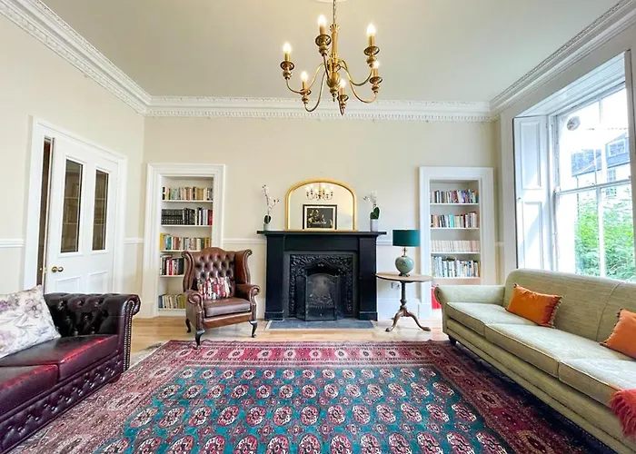 Remarkable 5br Townhouse With Garden, Sleeps 12 شقة *