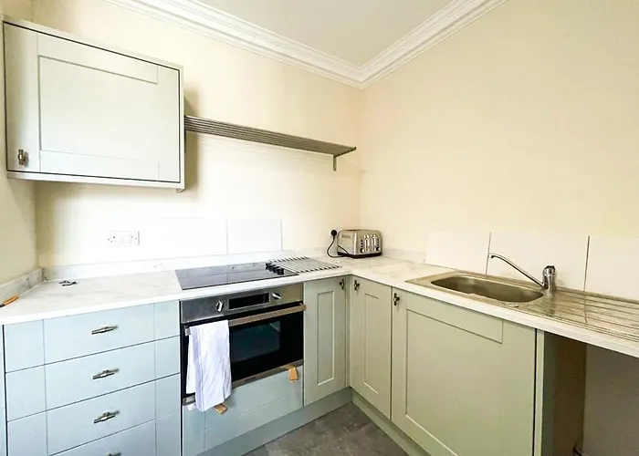 Remarkable 5br Townhouse With Garden, Sleeps 12