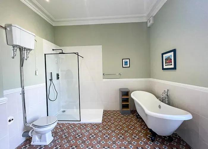 Remarkable 5br Townhouse With Garden, Sleeps 12 * إدنبرة