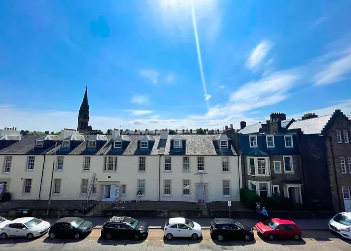 Remarkable 5br Townhouse With Garden, Sleeps 12 شقة *