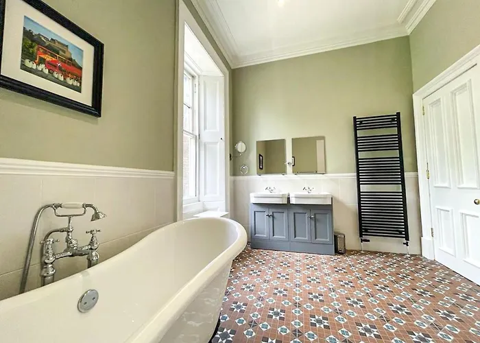 Apartment Remarkable 5br Townhouse With Garden, Sleeps 12 *