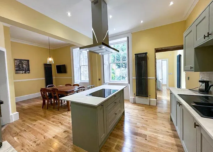 Apartment Remarkable 5br Townhouse With Garden, Sleeps 12