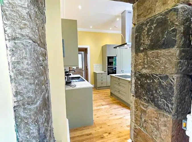 Remarkable 5br Townhouse With Garden, Sleeps 12