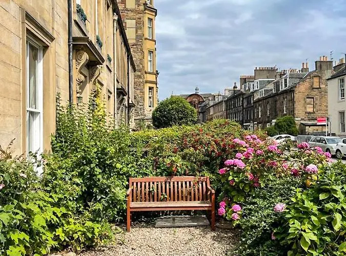 Remarkable 5br Townhouse With Garden, Sleeps 12 Edinburgh