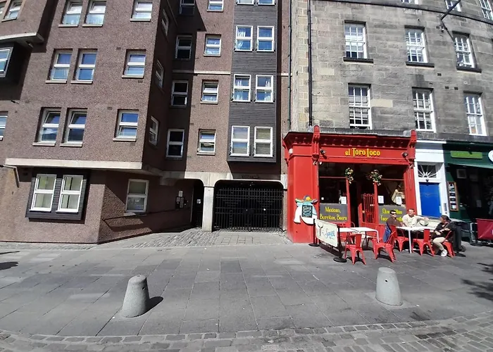 3 Bedrooms Flat In Central Old Town , Grassmarket Heart Of Flat Sleeps 6 , Eh1 *