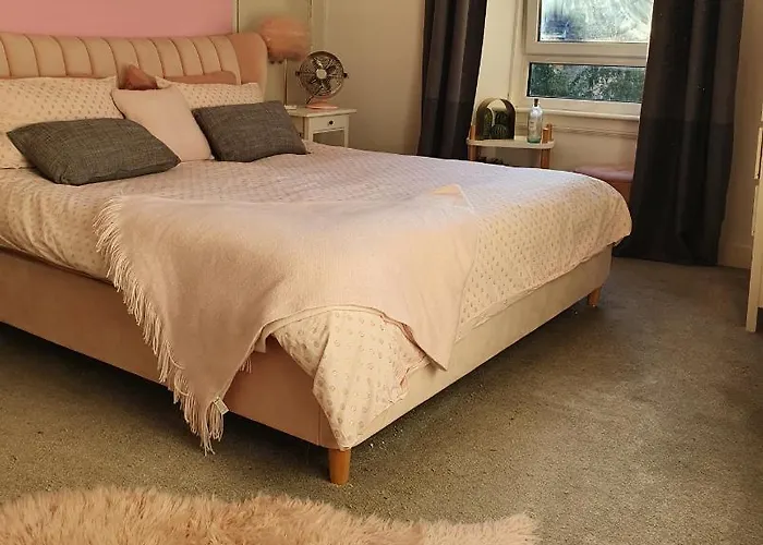 דירה The Flat With The Pink Door