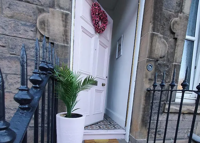 The Flat With The Pink Door אדינבורו