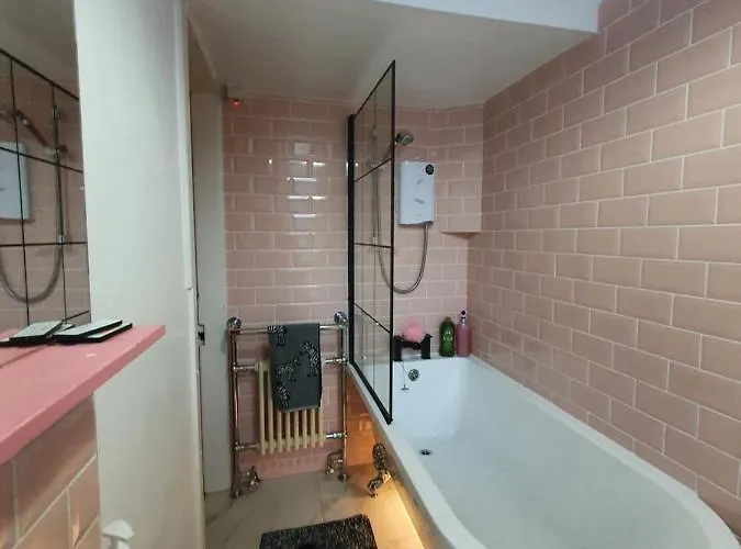 The Flat With The Pink Door אדינבורו