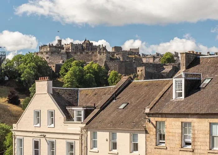 Righ - Luxurious Centre Three Bedroom *