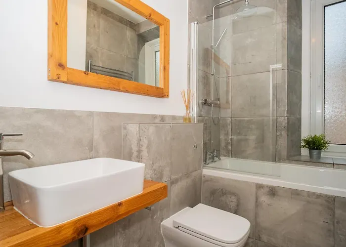 Apartman 2bd Loft Style - - Free Parking - Pass The Keys