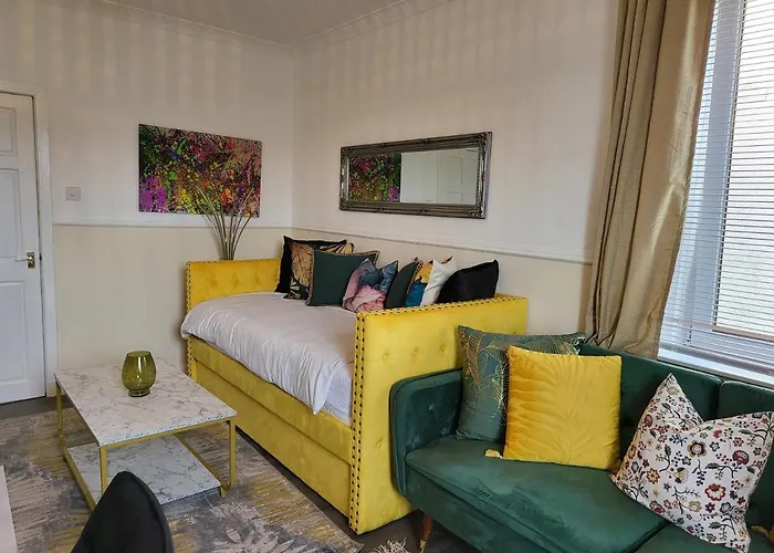 4 Bedrooms By Sensational Short Lets & Serviced * Edinburgh