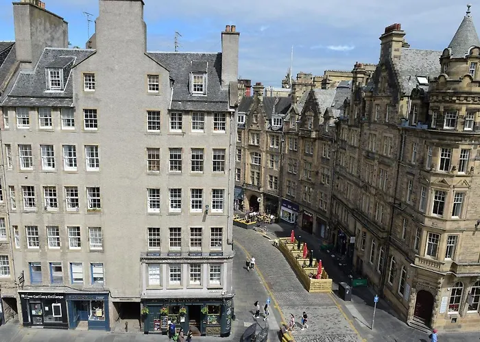Luxury 3 Bed Royal Mile Apartment Edinburgh