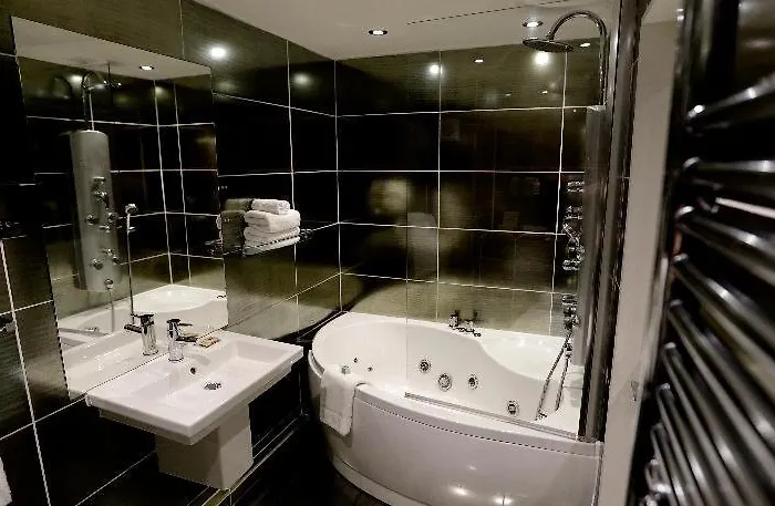 Nira Caledonia Hotel 4*