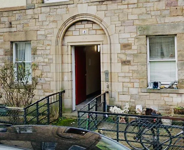 Simple 2bed Flat In Edinburgh.