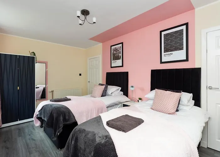 Stylish 3 Bed Abode-parking And Garden דירה *