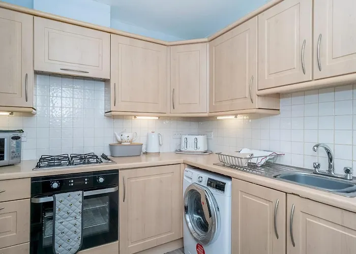 Modern Renovated 2bed Flat With Free Parking *