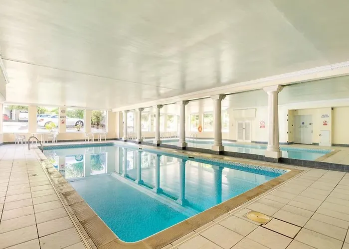 Central, Bright 2 Bed Flat - Pool & Sauna Apartmán *