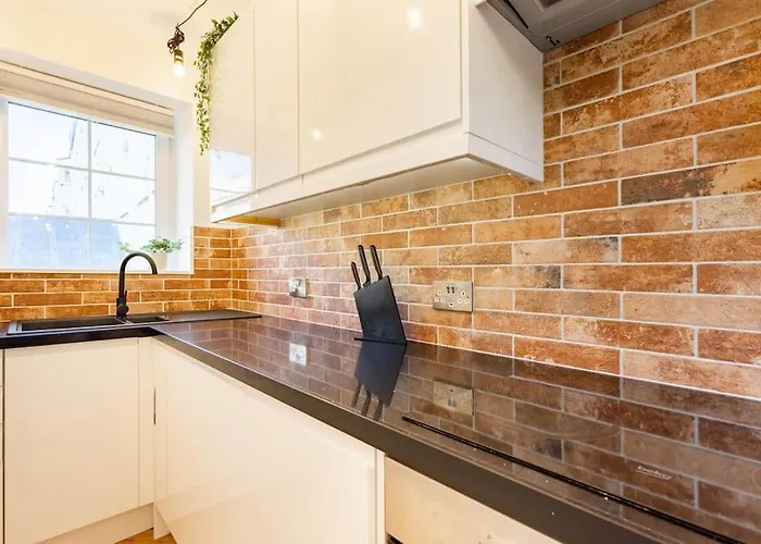 Central, Bright 2 Bed Flat - Pool & Sauna Apartmán *