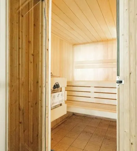 Apartmán Central, Bright 2 Bed Flat - Pool & Sauna