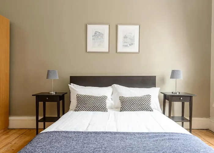 2 Bed Old Town - Next To Castle *