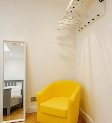 Central, Bright 2 Bed Flat - Pool & Sauna Edinburgh