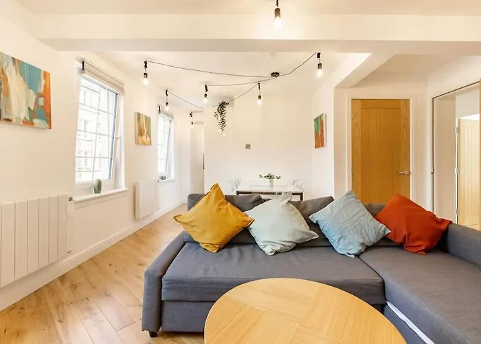 Central, Bright 2 Bed Flat - Pool & Sauna Apartmán