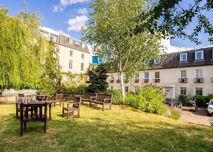 Central, Bright 2 Bed Flat - Pool & Sauna * Edinburgh