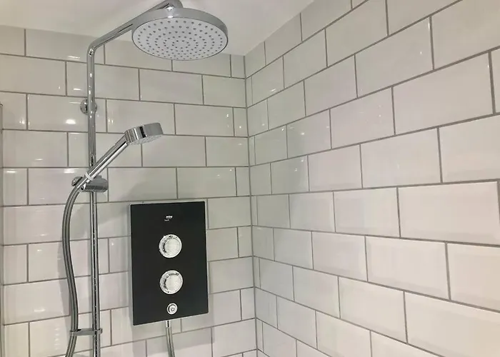 Central, Bright 2 Bed Flat - Pool & Sauna Apartmán *