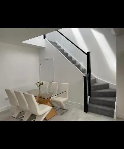 Perfect 4 Bedroom 2 Bathroom * 爱丁堡