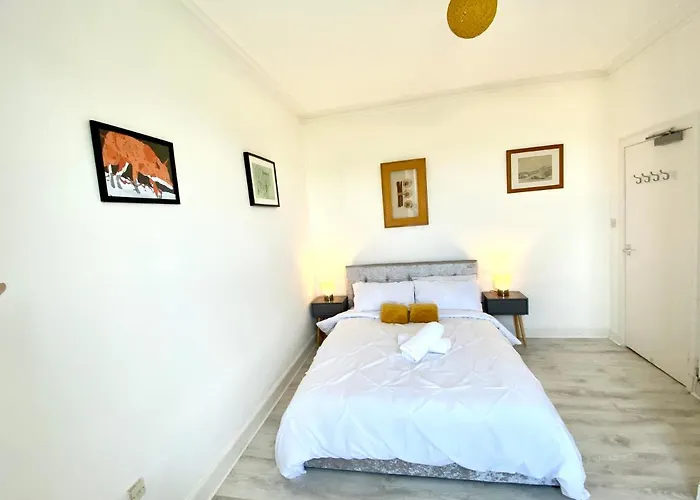 Cozy 1 Bedroom Tenement Flat *