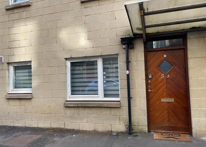 Private Main Door Lovely 2 Bedroom *