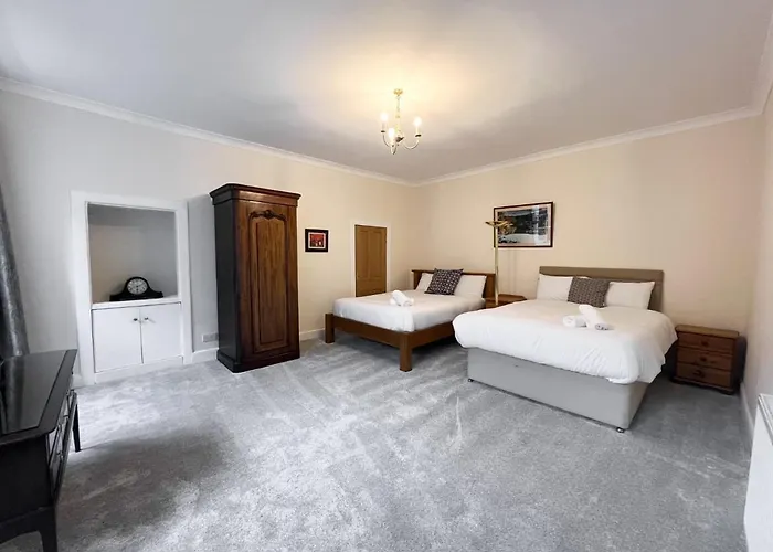 Spacious Flat Sleeps 8 Near Princes Street *