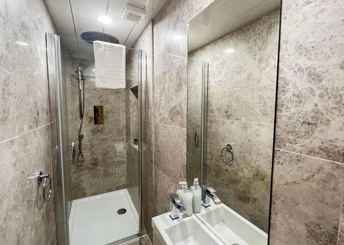 Spacious Flat Sleeps 8 Near Princes Street Апартаменты Эдинбург