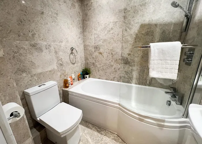 Spacious Flat Sleeps 8 Near Princes Street Апартаменты