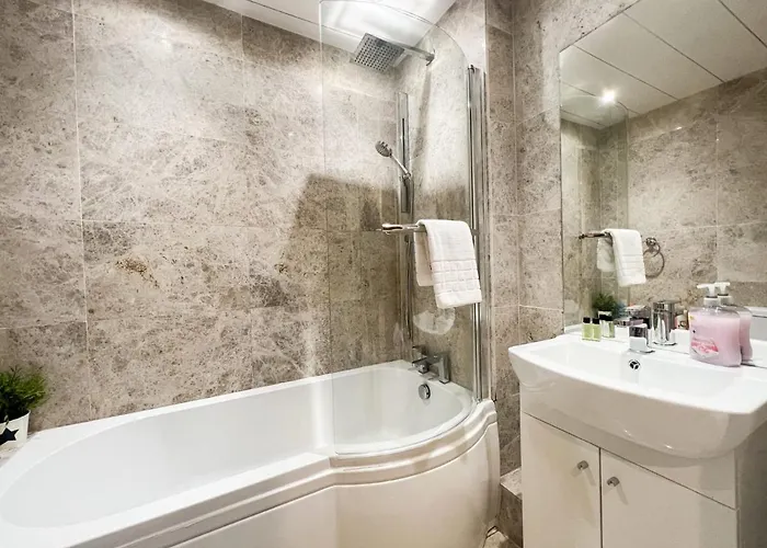 Spacious Flat Sleeps 8 Near Princes Street Апартаменты *