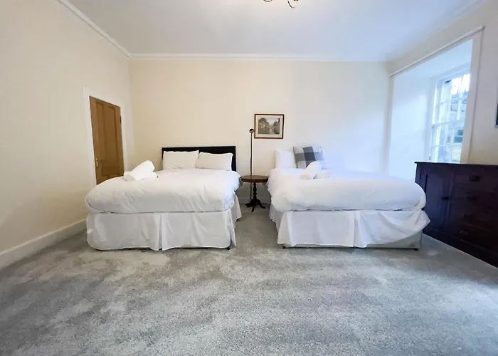 Spacious Flat Sleeps 8 Near Princes Street Эдинбург