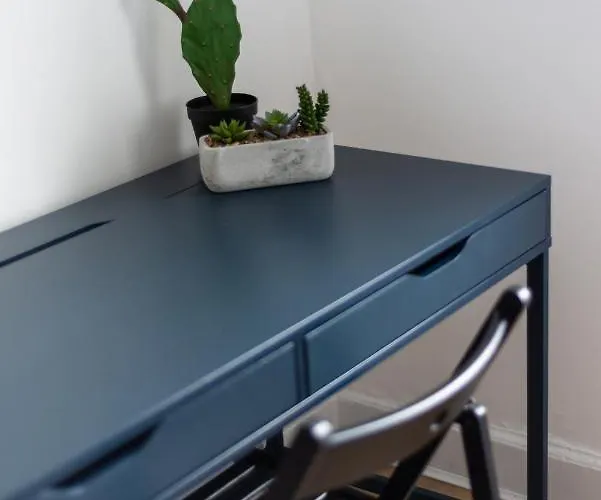 Lovely 1-bedroom In דירה אדינבורו