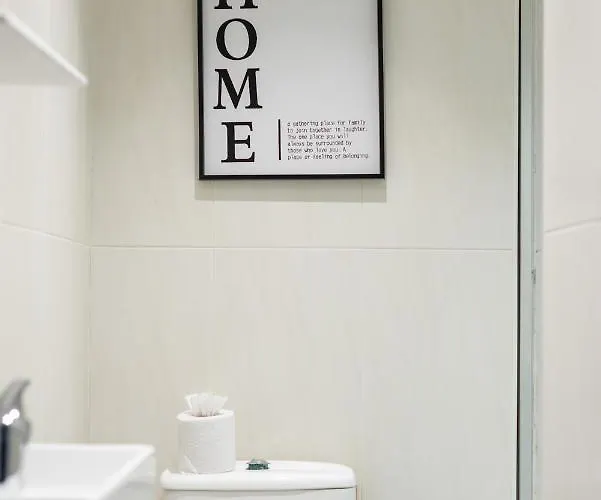 Lovely 1-bedroom In דירה אדינבורו