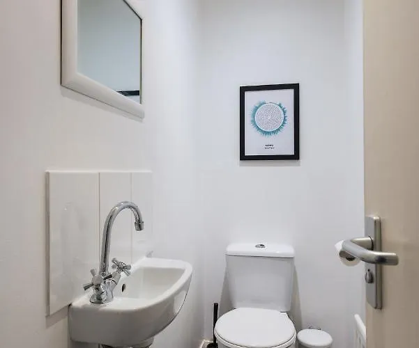 Downtown And 1 Bed In شقة