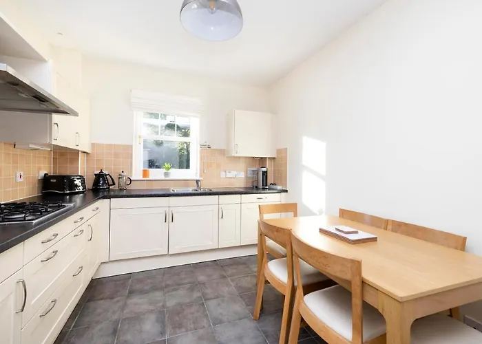 Joivy Modern Flat With Free Parking דירה *