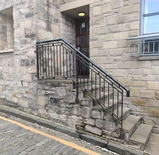 Next To The Palace And Royal Mile With Parking *