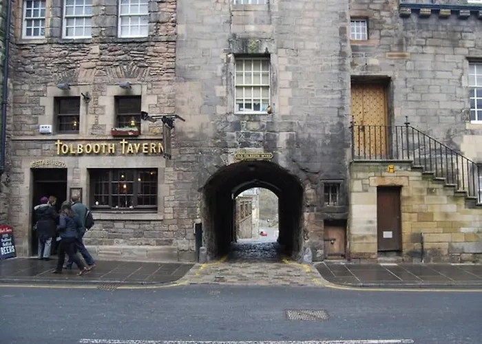Next To The Palace And Royal Mile With Parking *